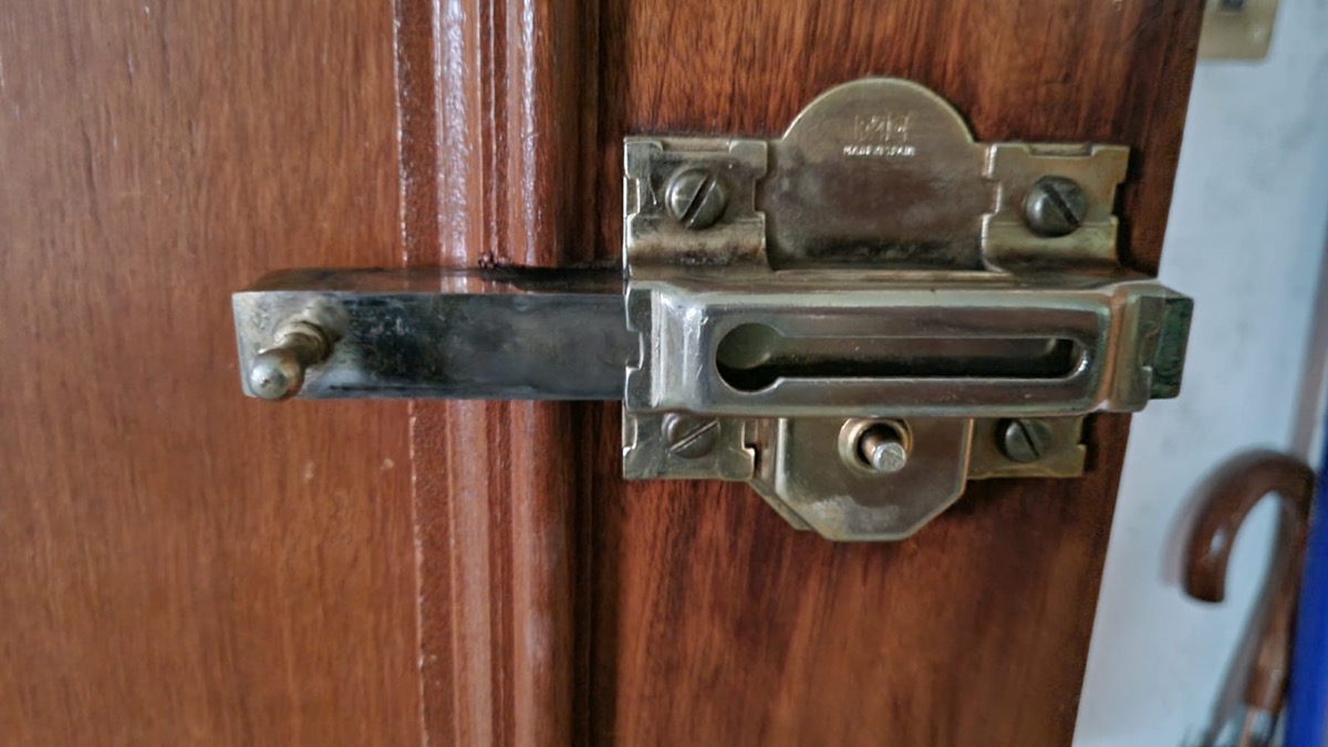 Cerrajero revisando una cerradura en Poio y Combarro